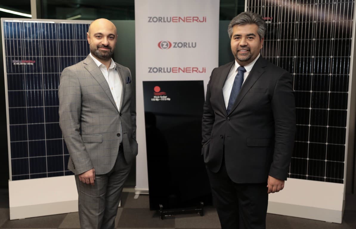 1547795032_Zorlu_Enerji_Solar_Direktoru_Evren_Evcit_ve_Solar_Sat__s_Muduru_Mehmet_Ozenbas (Orta)