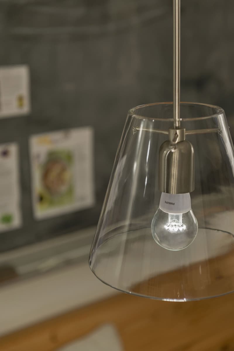 LEDbulb-clear-40W-in-luminaire
