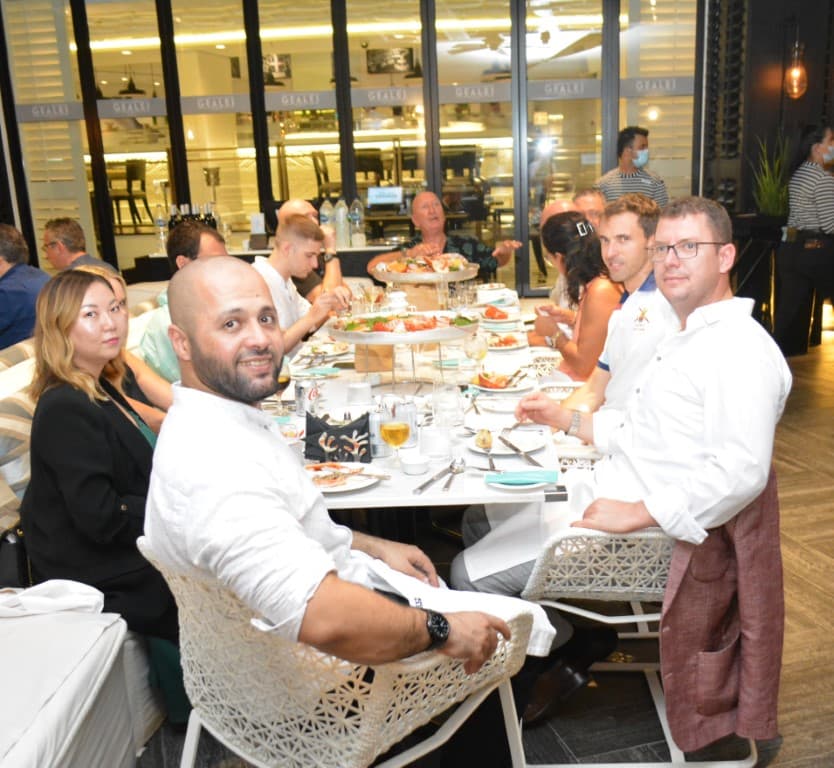 Connetting_People_Dubai_2021 Massimo Giovenzana yemek, (Orta)