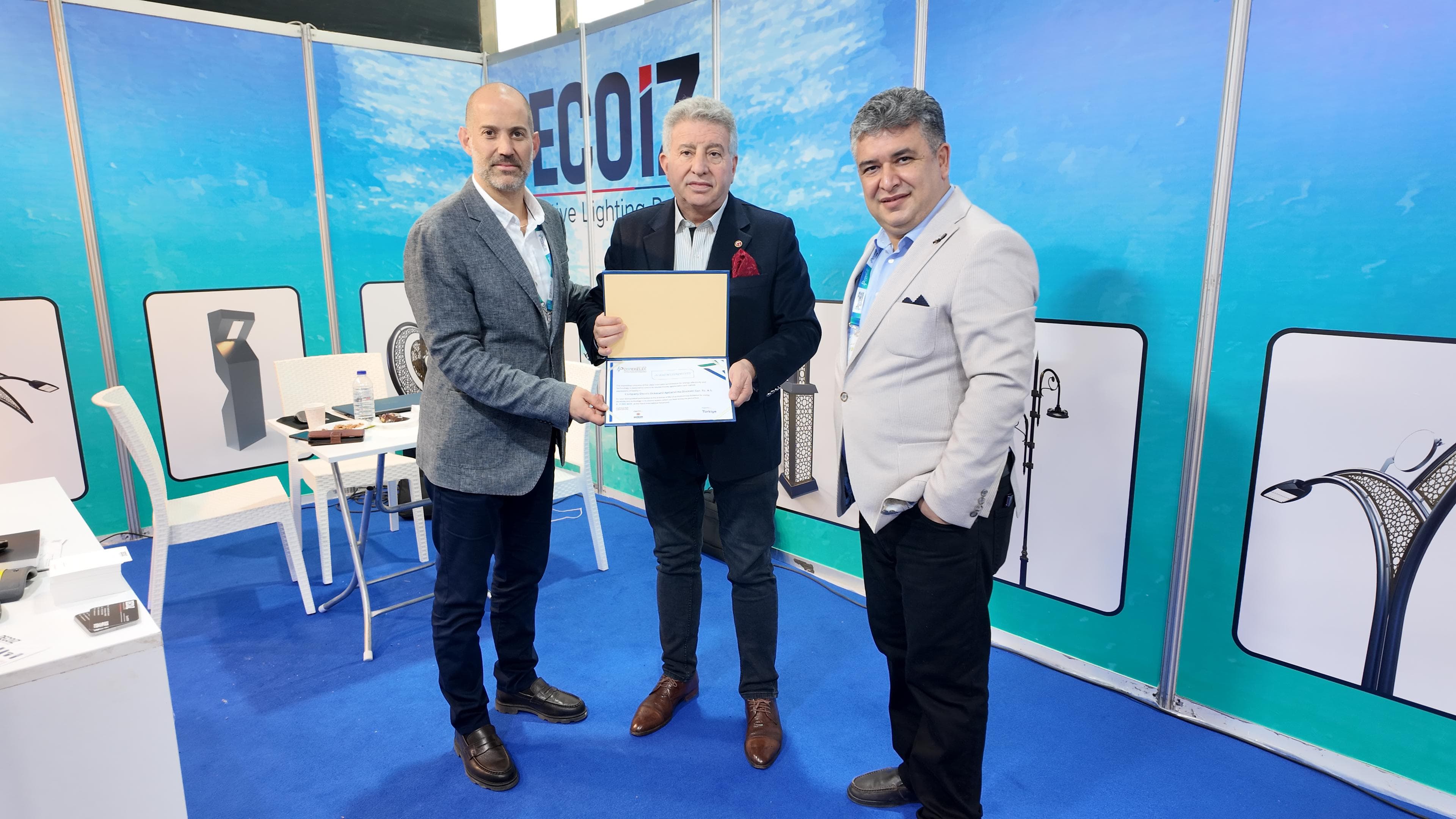 Decoiz 2024 Powerelec Libya Katılımcı Plaketi Takdimi