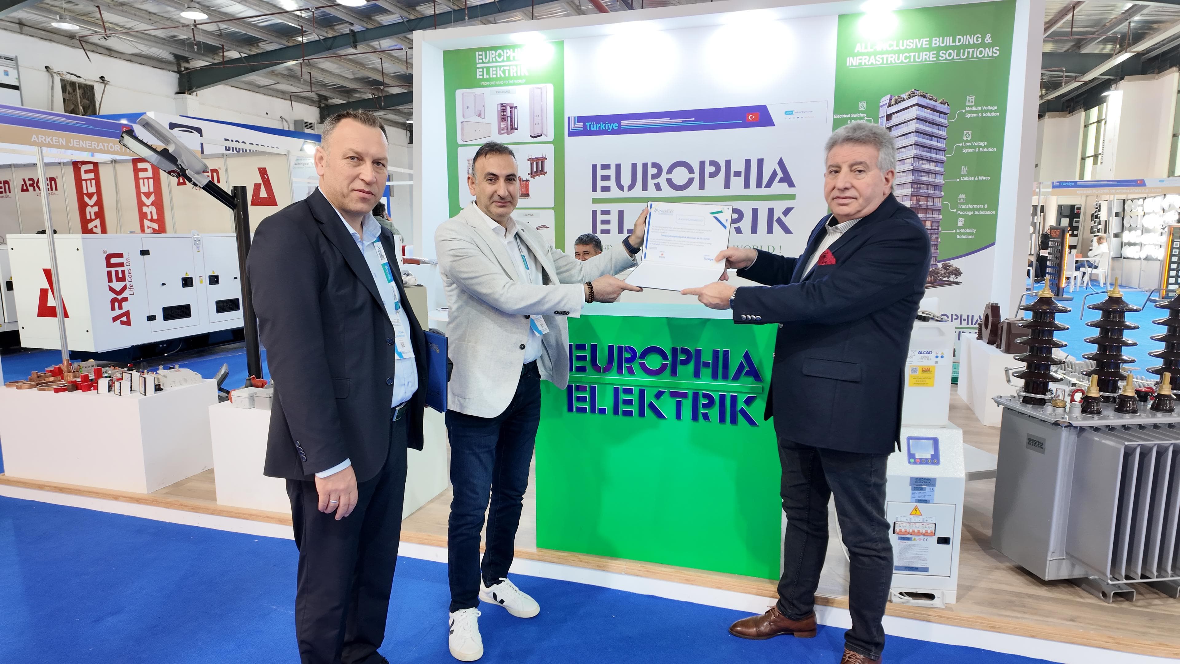 Europia 2024 Powerelec Libya Katılımcı Plaketi Takdimi