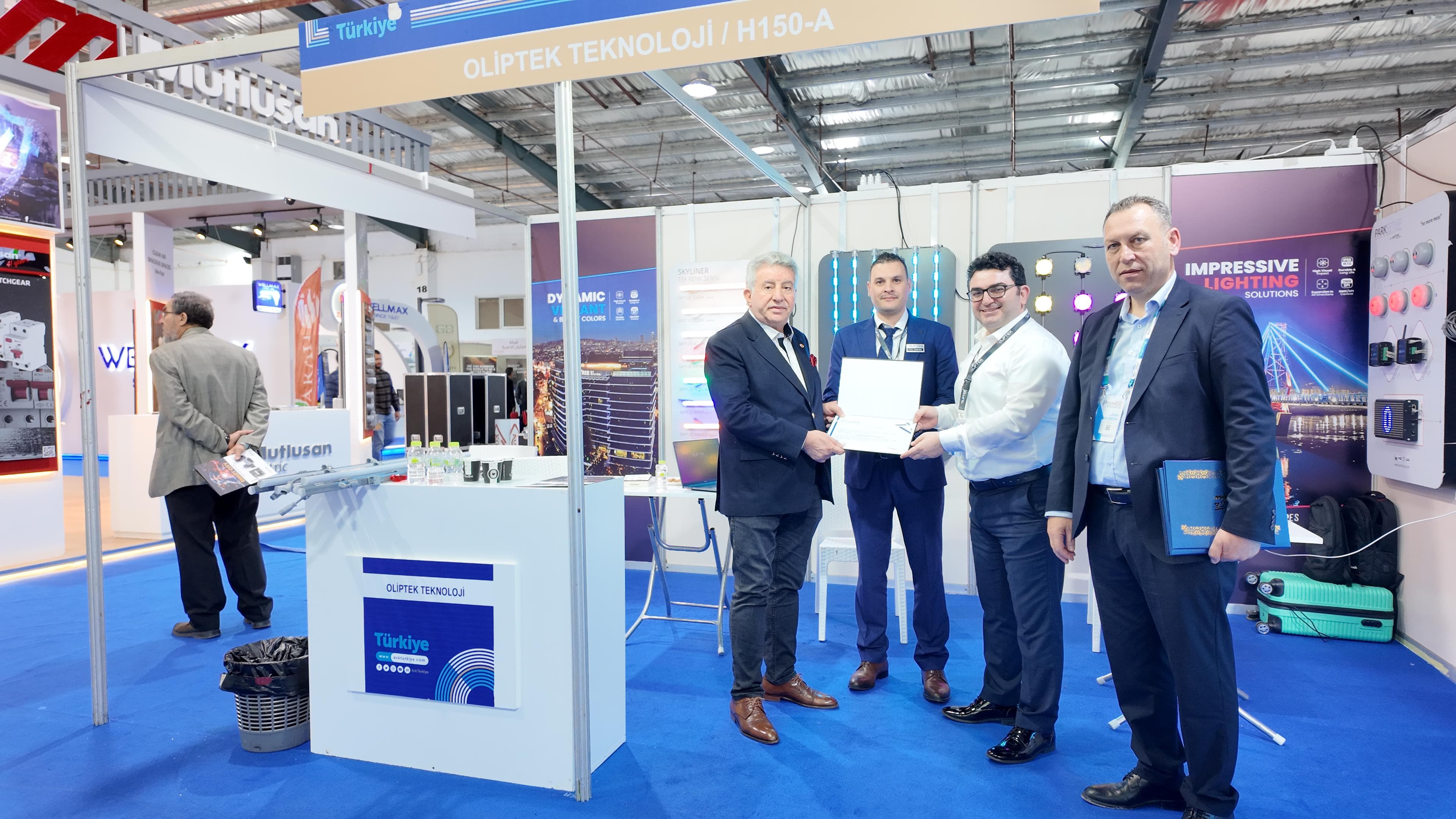 OLİPTEK 2024 Powerelec Libya Katılımcı Plaketi Takdimi