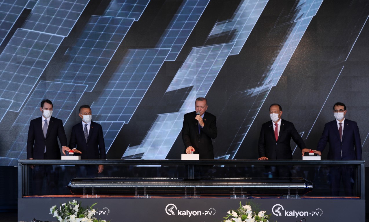 Güneş paneli üretiminde tüm aşamaları tek çatı altında toplayan dünyanın ilk ve tek fabrikası hizmete girdi. Güneş paneli üretiminin AR-GE de dahil olmak üzere tüm aşamalarını tek çatı altında toplayan dünyanın ilk ve tek tam entegre fabrikası olan Kalyon Güneş Teknolojileri üretime başladı.