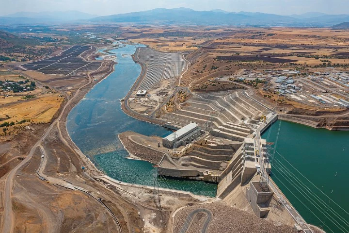 Cengiz Holding, Türkiye’nin ilk hibrit enerji santralini kurdu