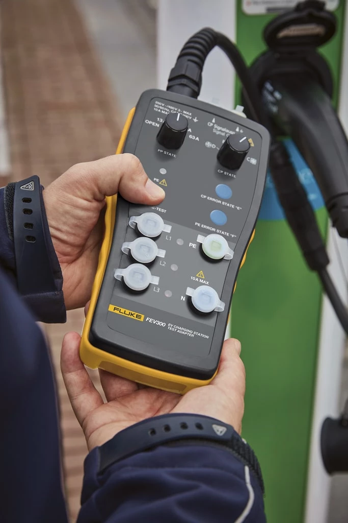 <strong>Elektrikli Araç Şarj İstasyonları için Fluke FEV300 Test Adaptörü Setleri</strong>